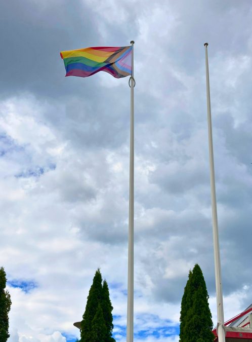 Pride-lippu Pakkalan ruoantuotantolaitoksen salossa 24.6.